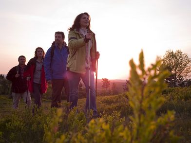 Vier Wanderer in Willingen bei Sonnenaufgang